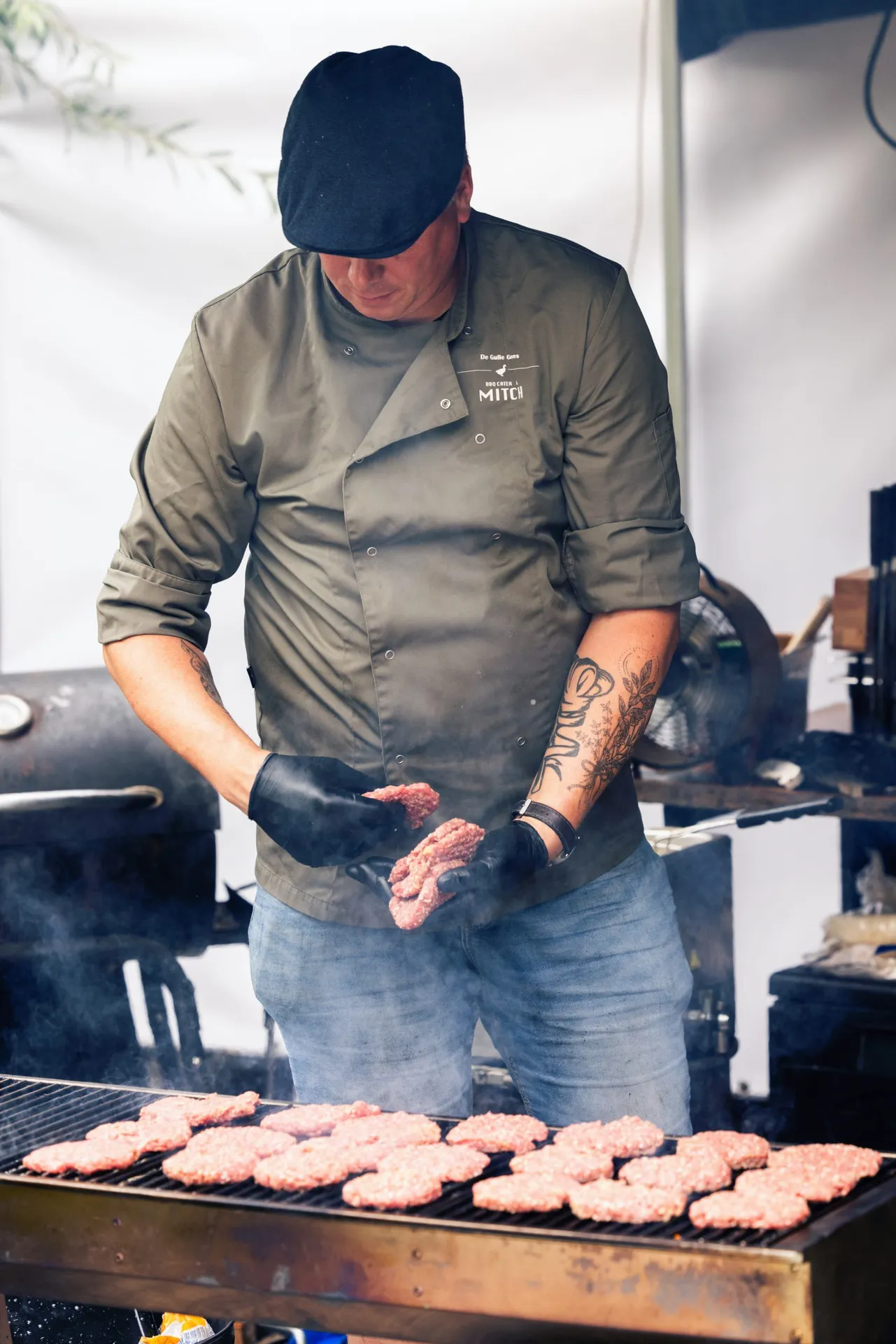 Chef van De Gulle Gans aan het werk bij de smoker