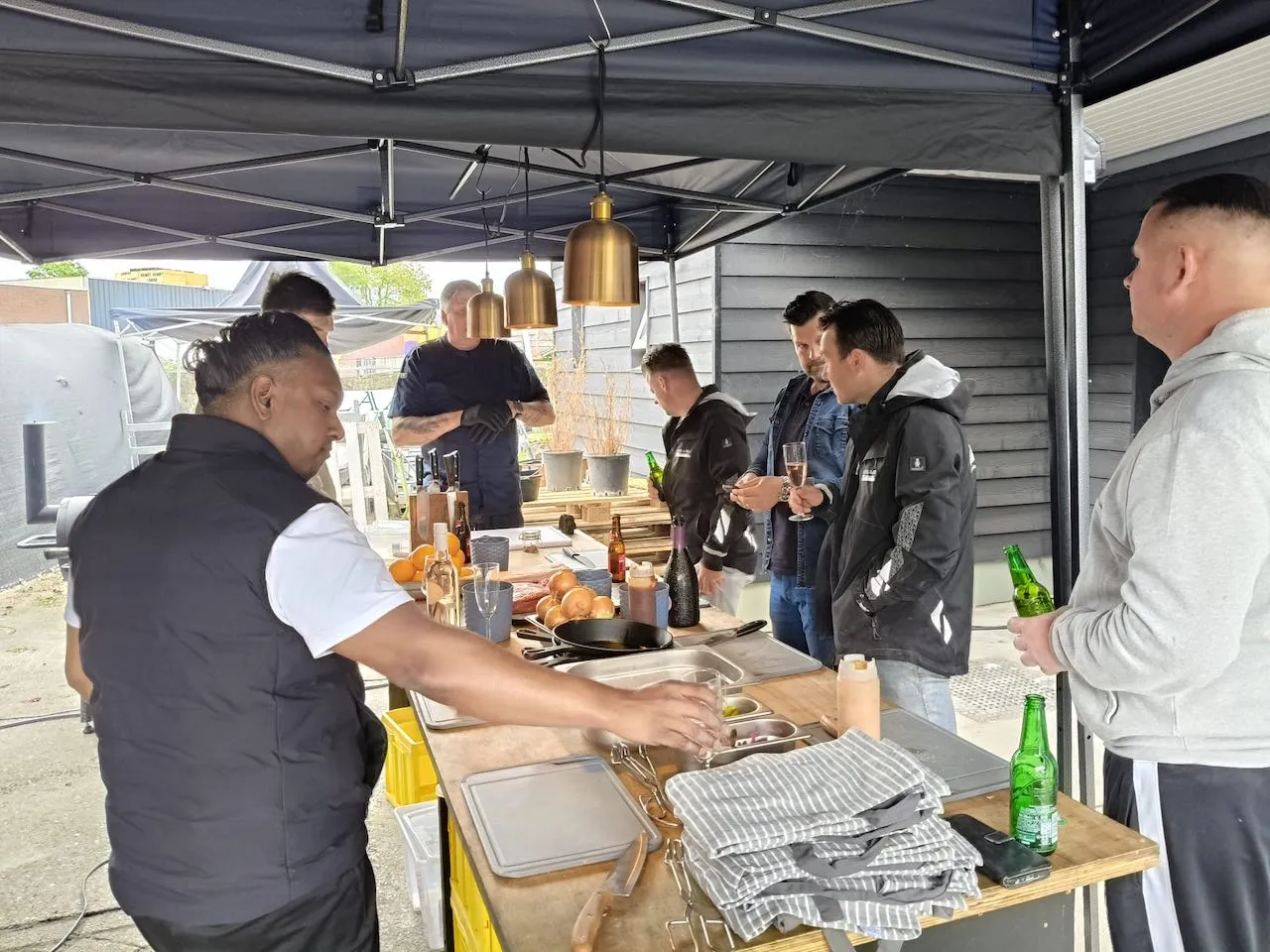 Groep aan de slag tijdens een BBQ-workshop