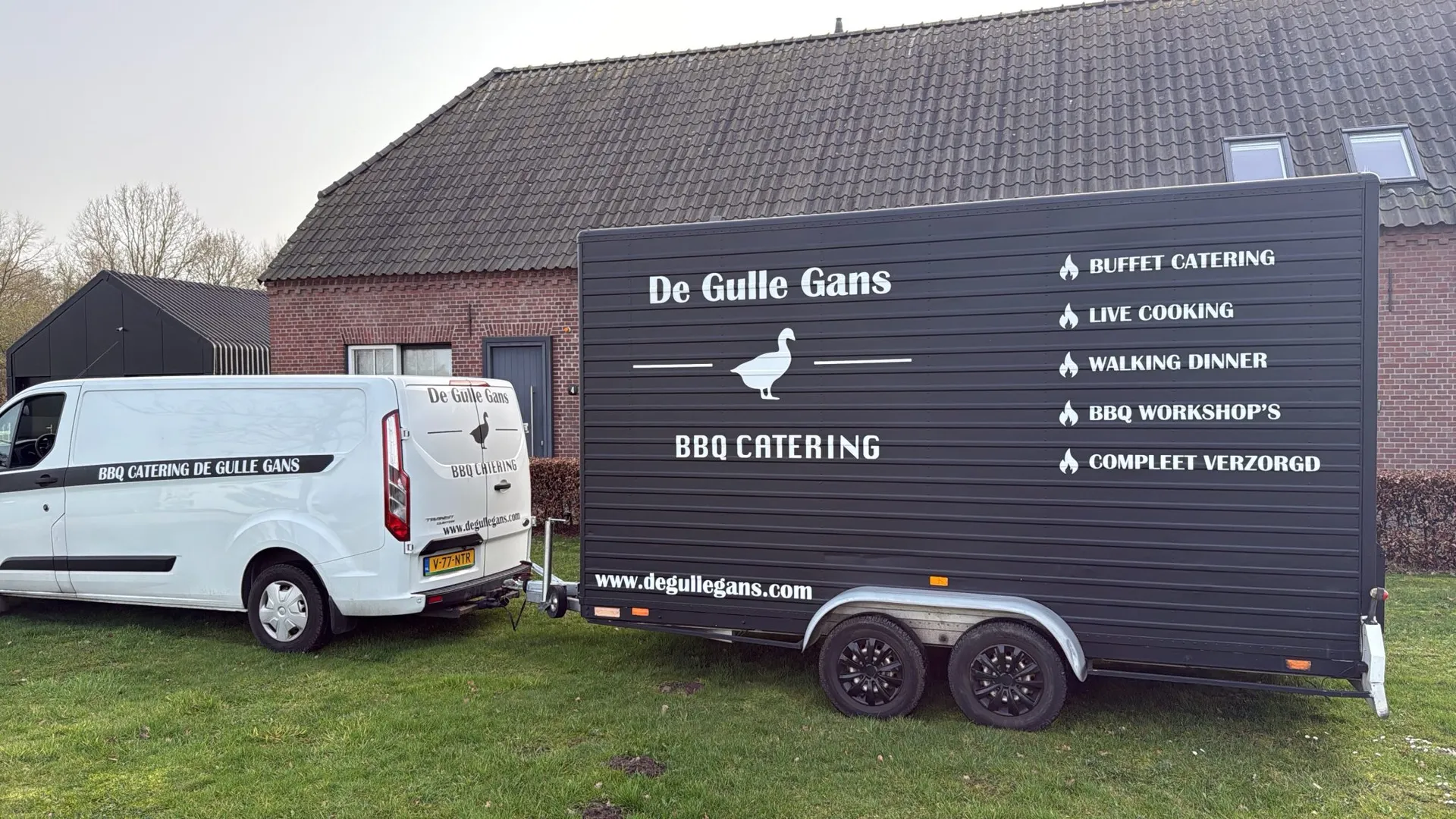 Bus en aanhanger van De Gulle Gans BBQ catering
