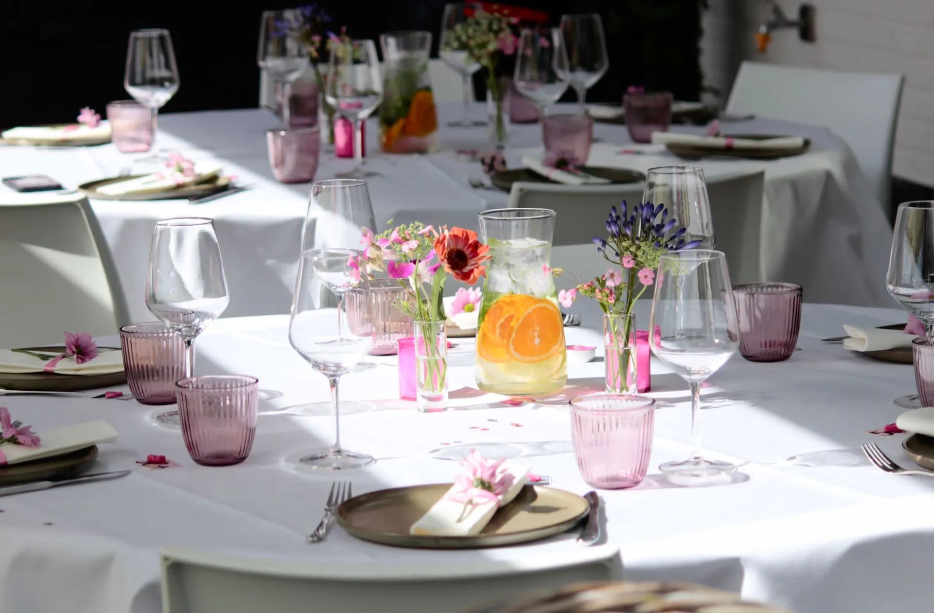 Feestelijk gedekte tafel met bloemen voor een diner