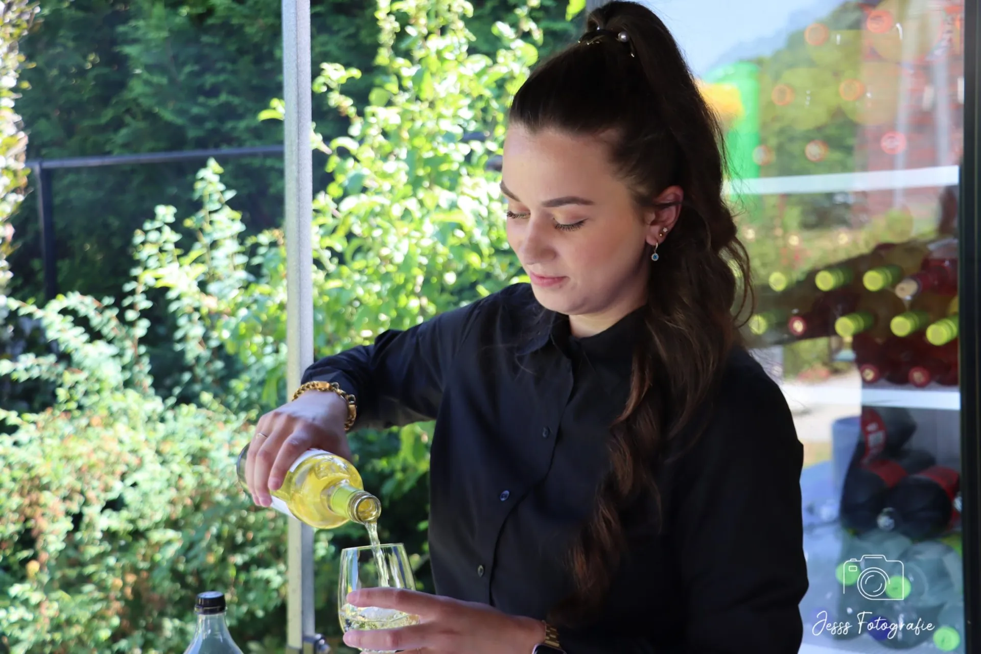 Medewerker van De Gulle Gans schenkt een drankje in