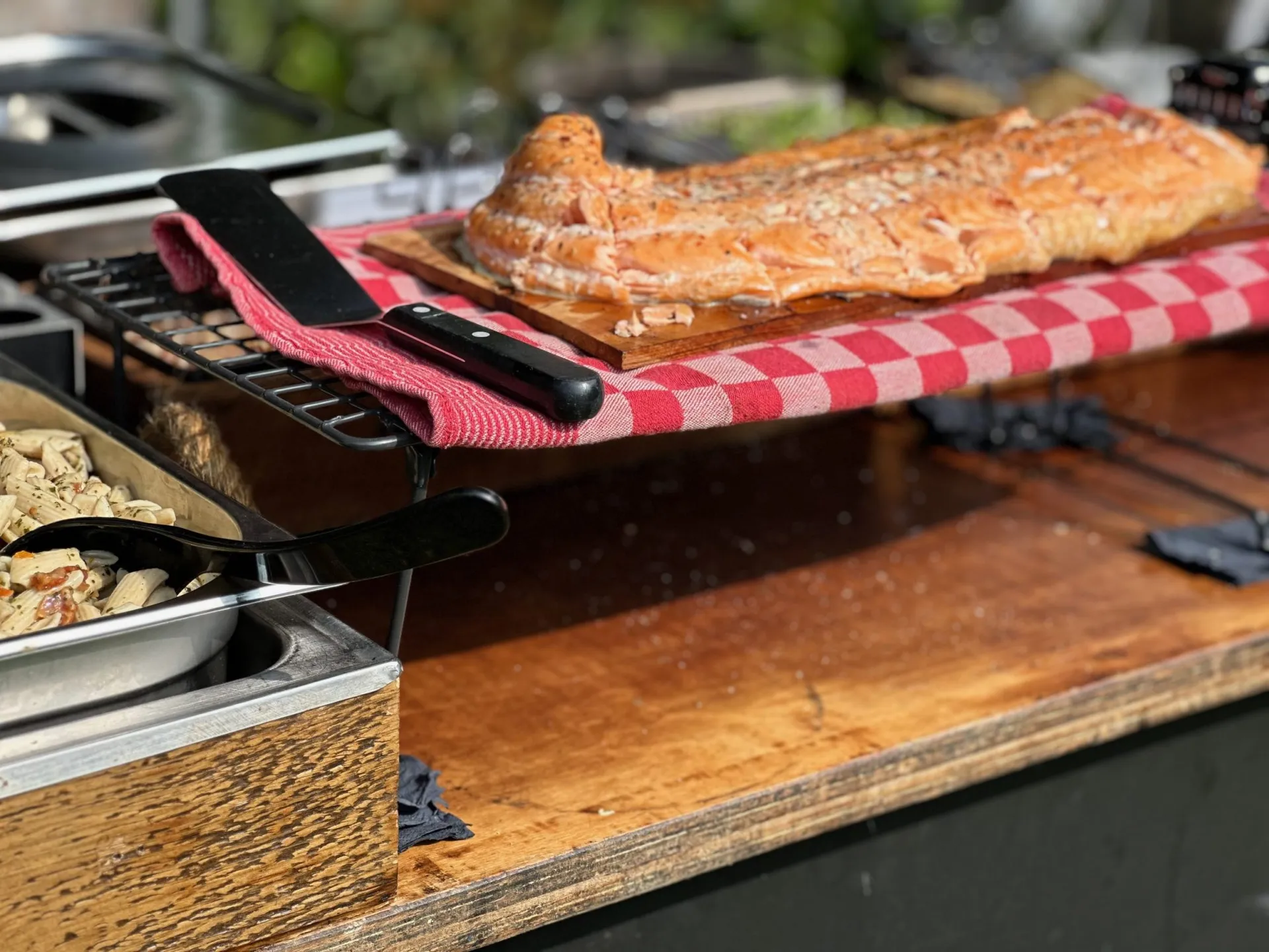 Warm gerookte zalm op de plank aan de uitgifte