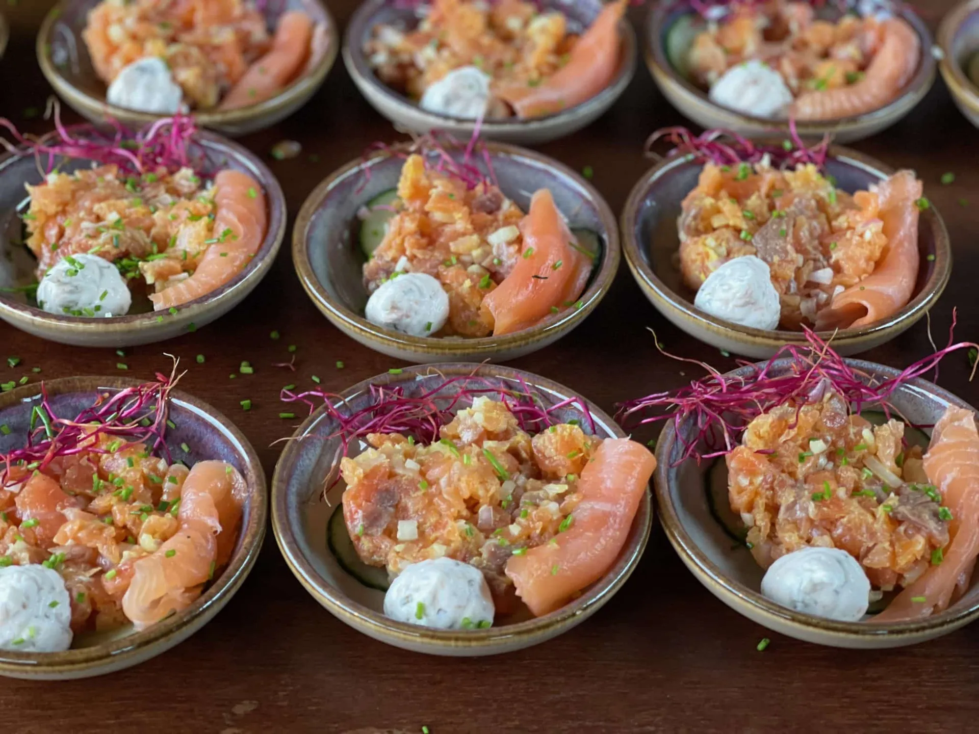 Kommetjes met warm gerookte zalm, klaar om te serveren