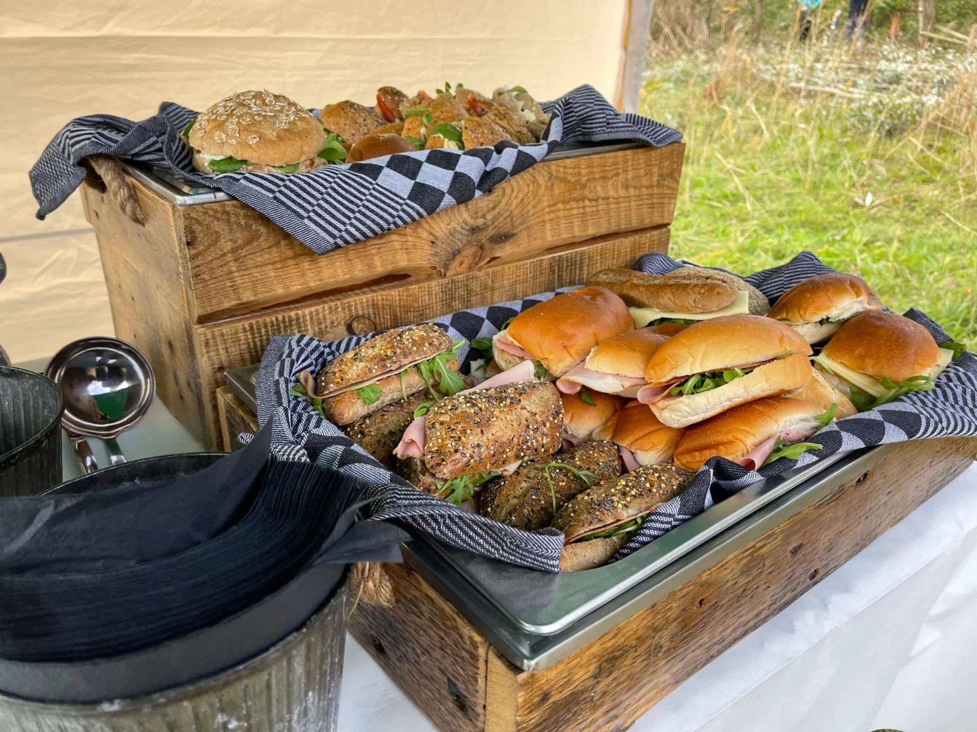 Broodjes hamburger en wraps klaar voor de lunch
