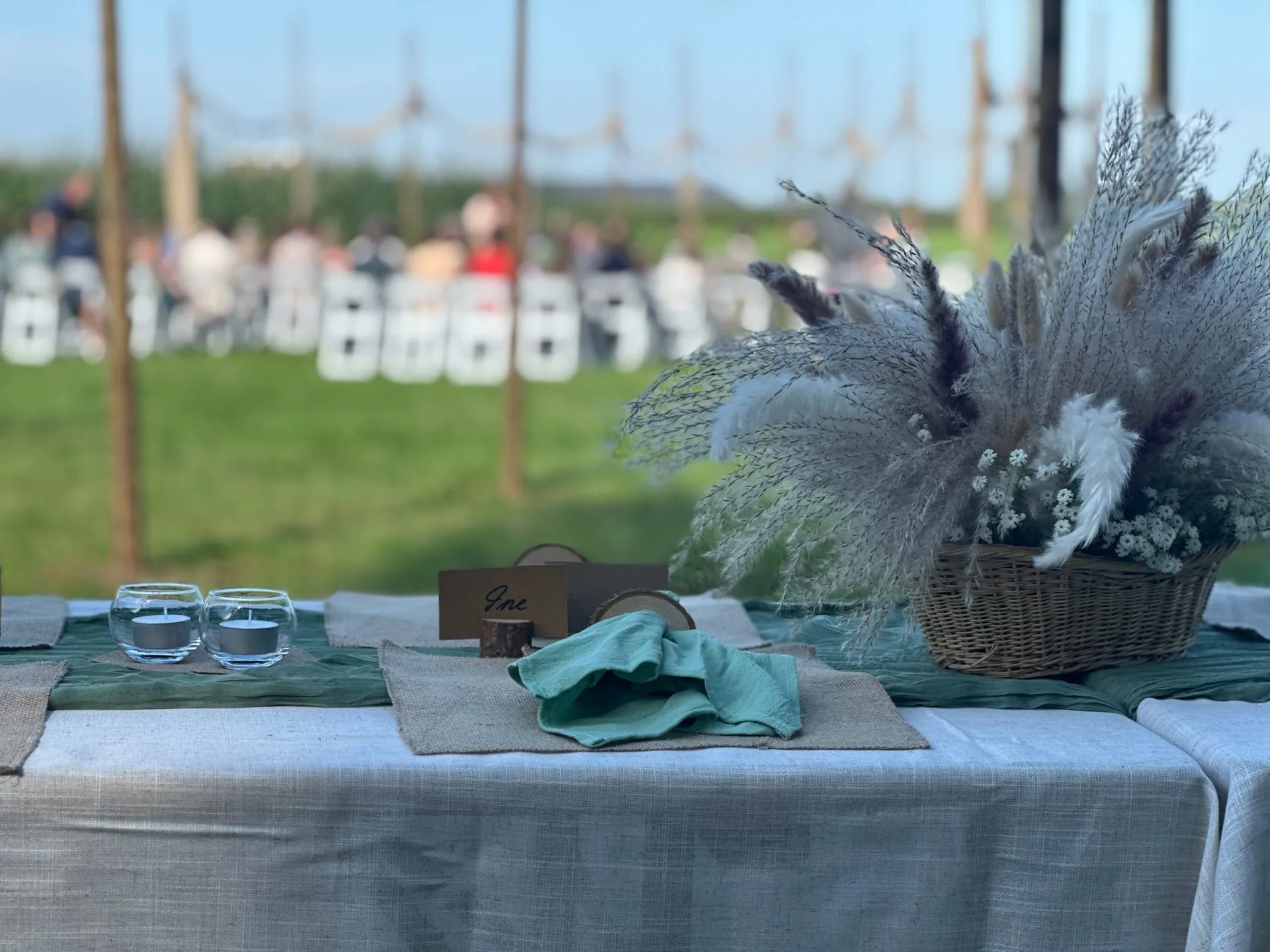 Lange gedekte tafel buiten bij een bruiloft