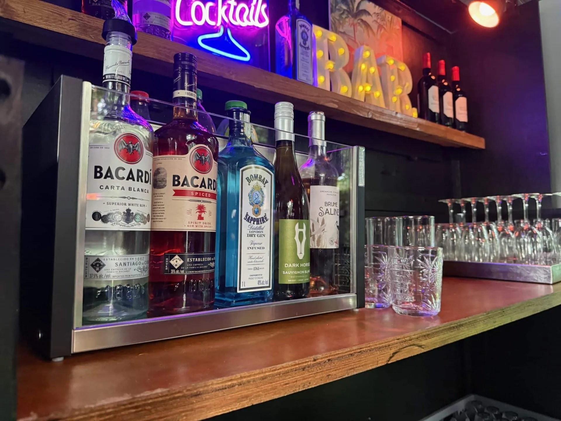 Cocktailbar met flessen en verlichting