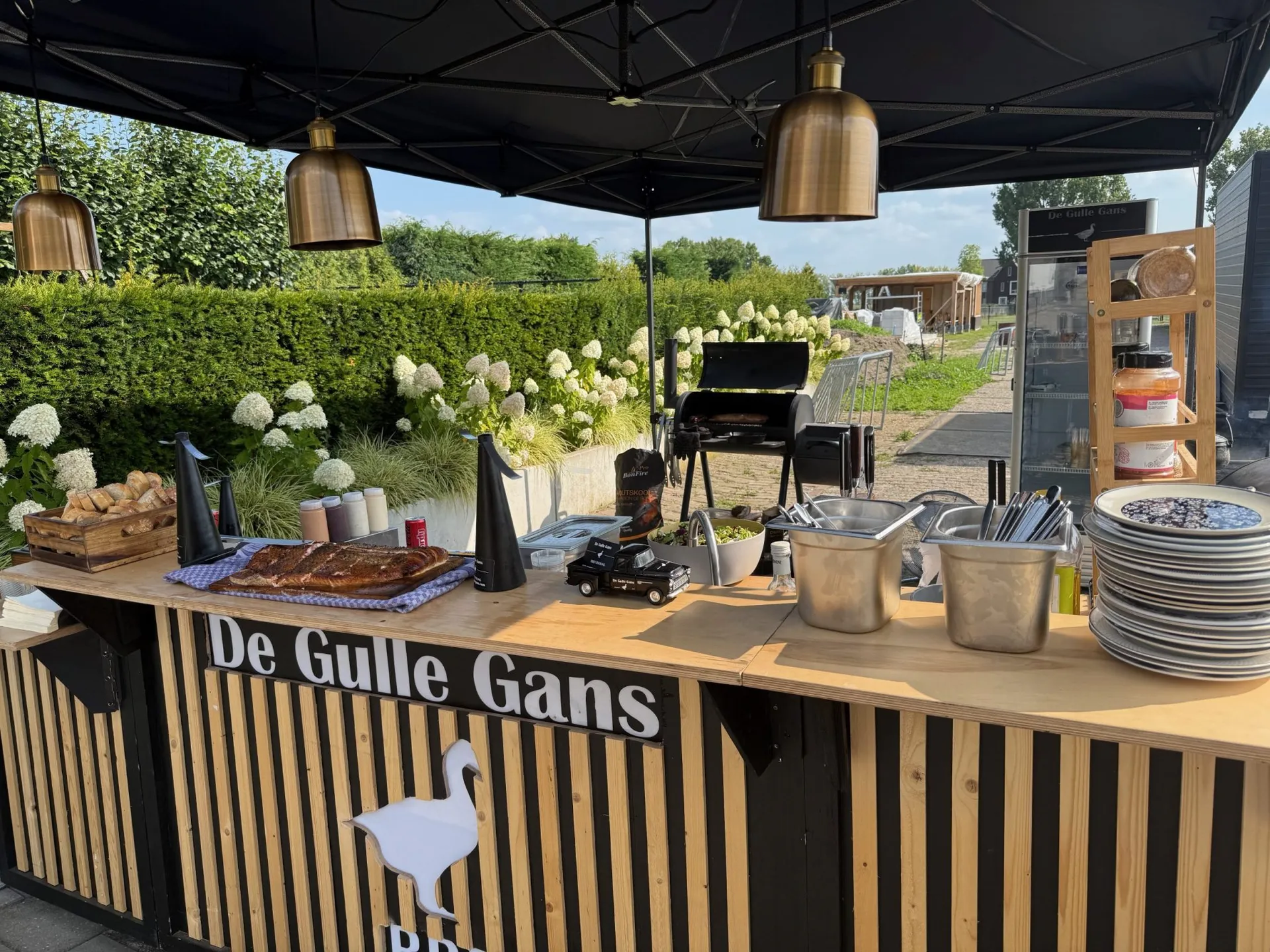 De BBQ-counter van De Gulle Gans buiten opgesteld