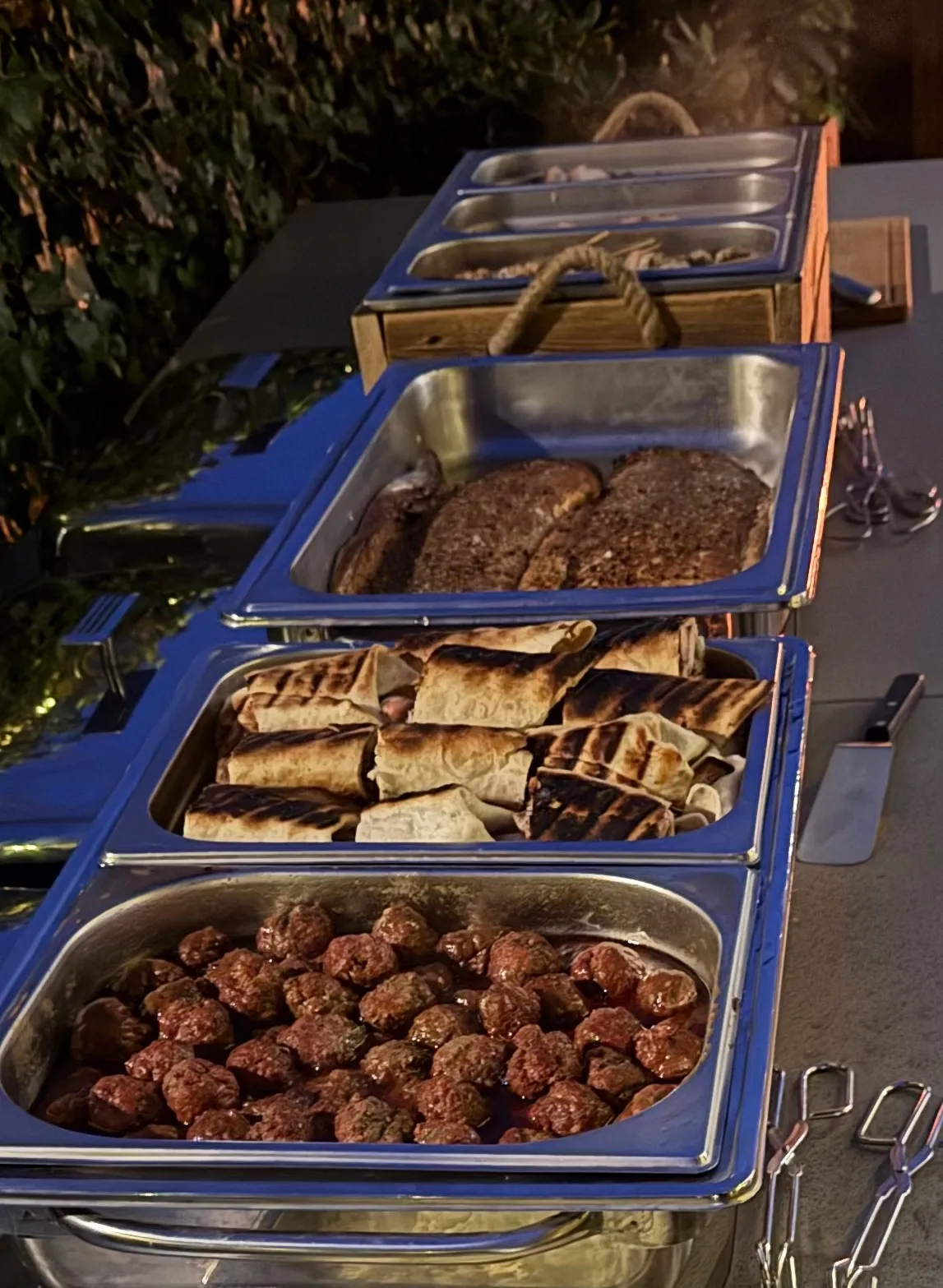 Warme gerechten in chafing dishes op het buffet