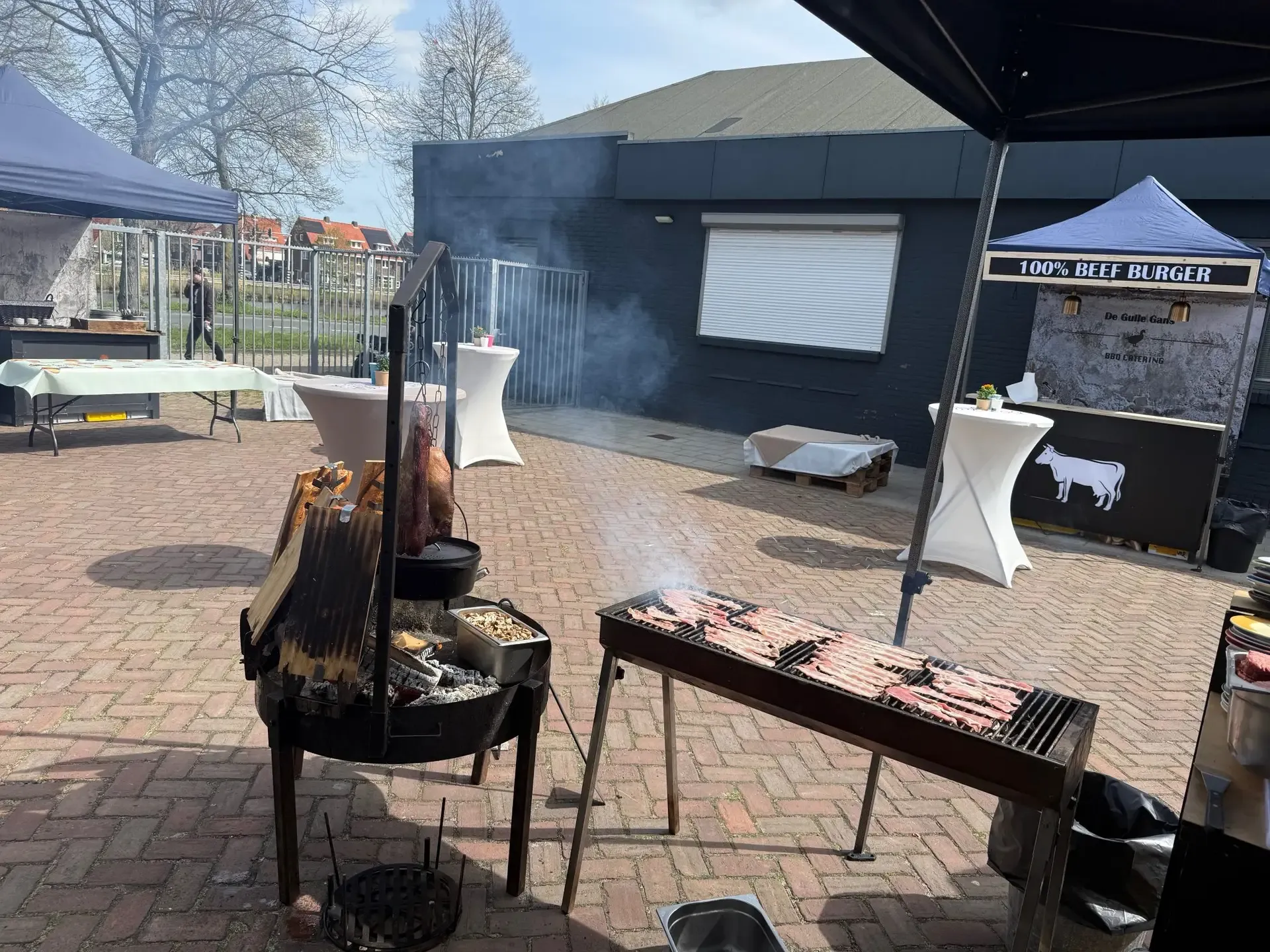 Vuurschaal en grill op een binnenplaats