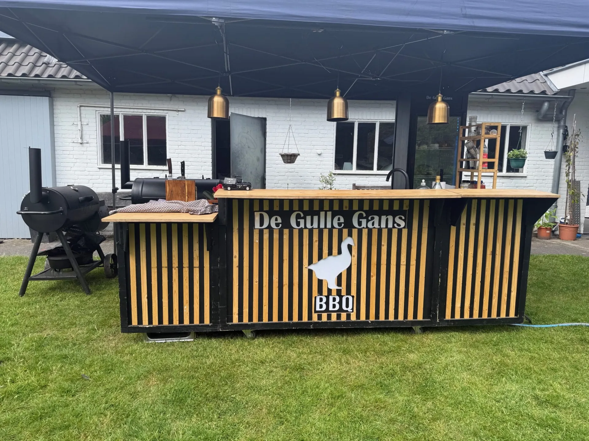 BBQ-counter en smokers van De Gulle Gans in een tuin