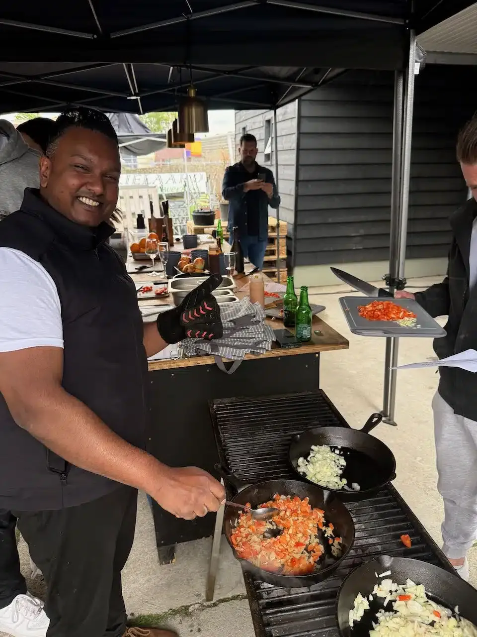 Chef van De Gulle Gans bakt groenten aan de grill