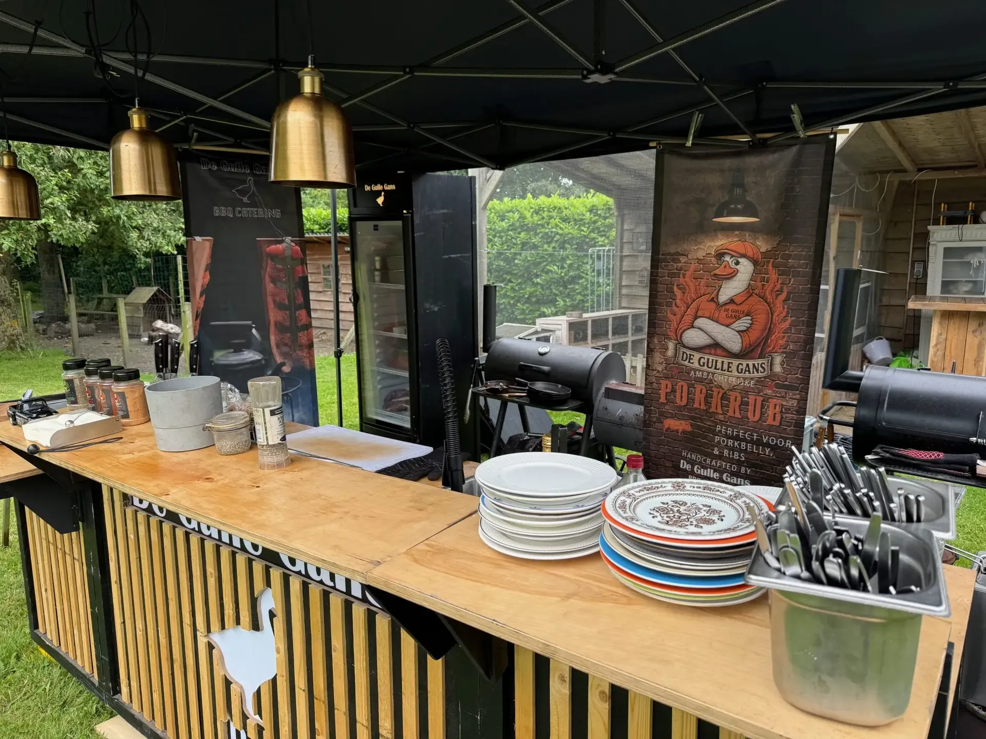Uitgifte met borden en bestek aan de BBQ-counter
