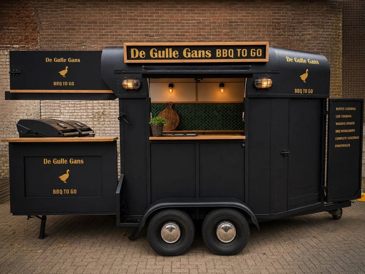 De zwart-gouden BBQ To Go foodtruck