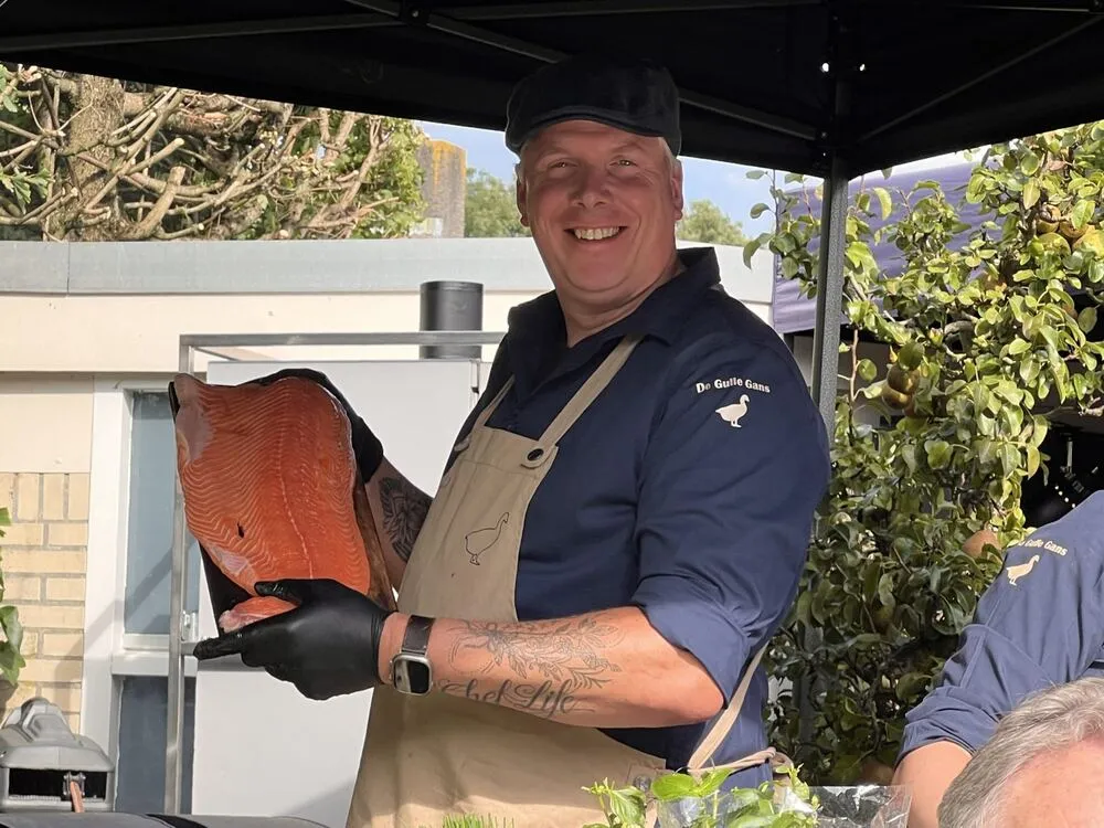 Chef van De Gulle Gans met een hele zalm