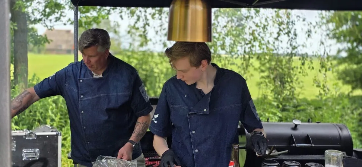 Twee chefs van De Gulle Gans aan de grill