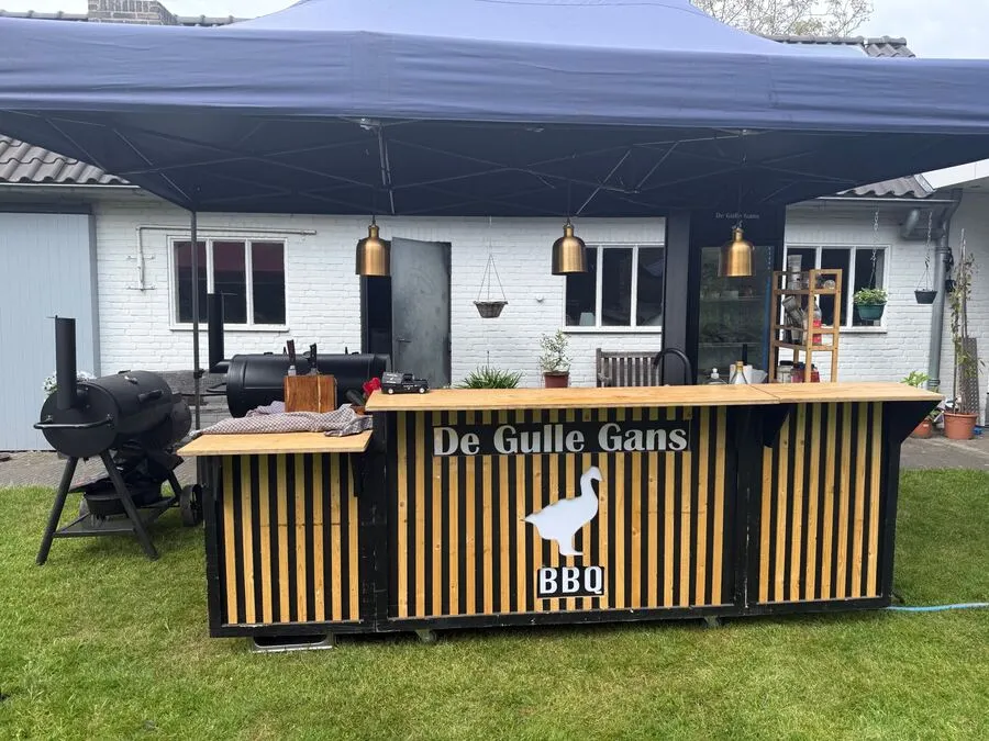 De BBQ-counter van De Gulle Gans staat klaar in een tuin
