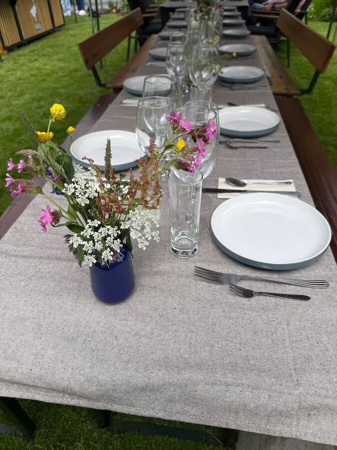 Gedekte tafel voor een diner