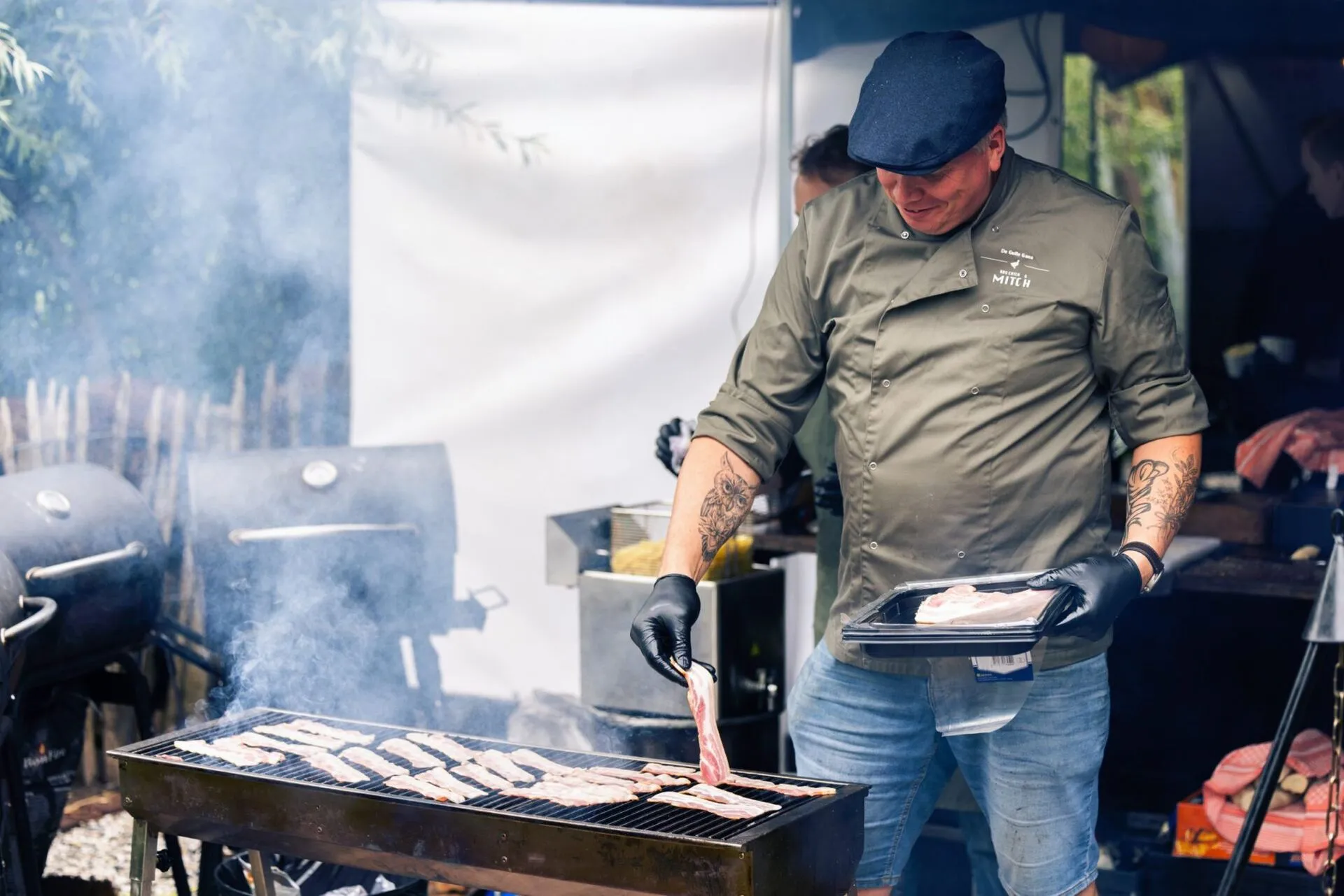 Chef van De Gulle Gans aan de grill op locatie