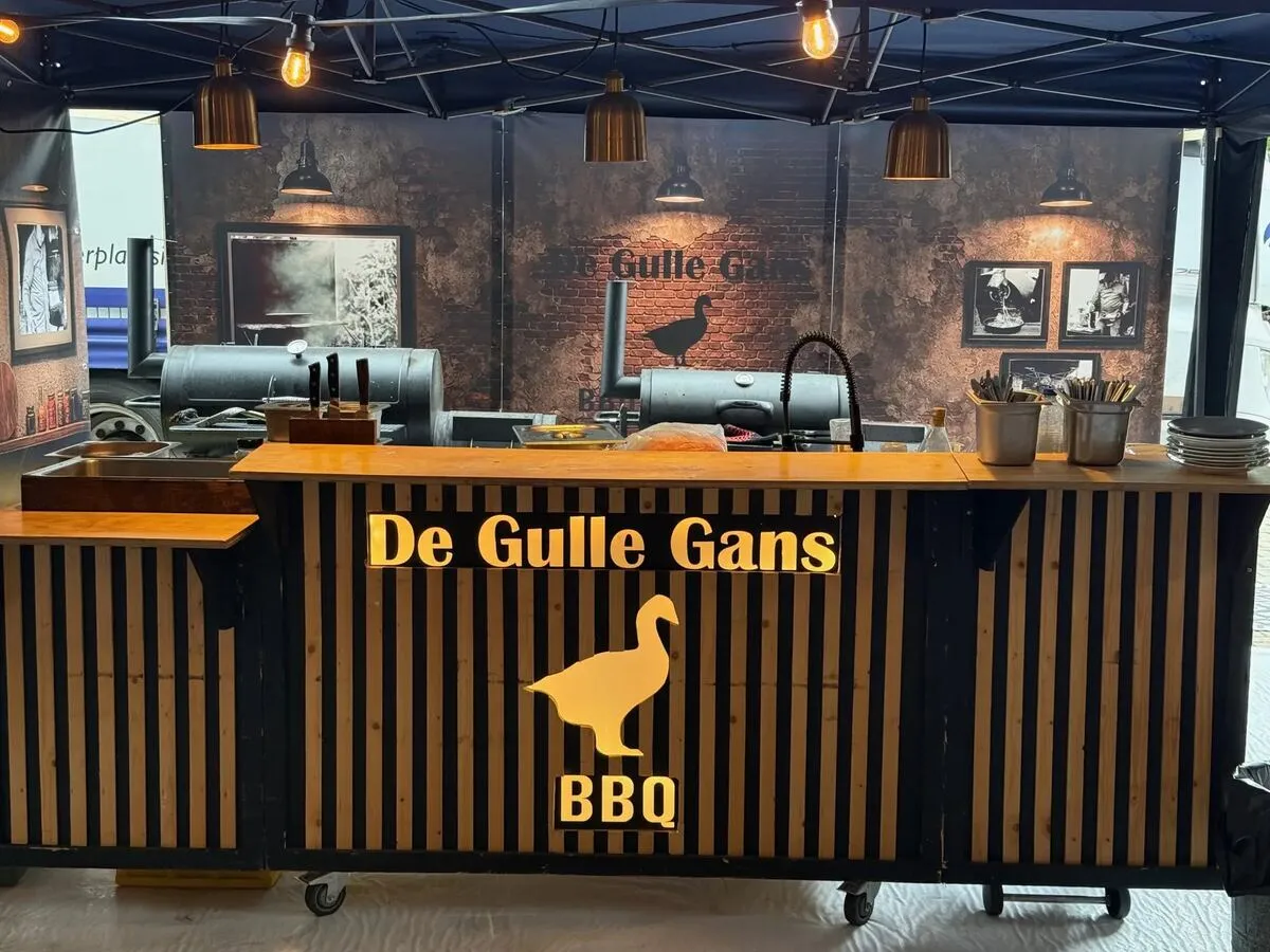 De BBQ-counter van De Gulle Gans met tent op locatie